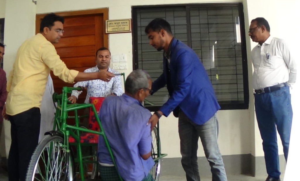 ভ্যান হারিয়ে দিশেহারা দুই পা হারানো ভিক্ষুকের পাশে ইউএনও