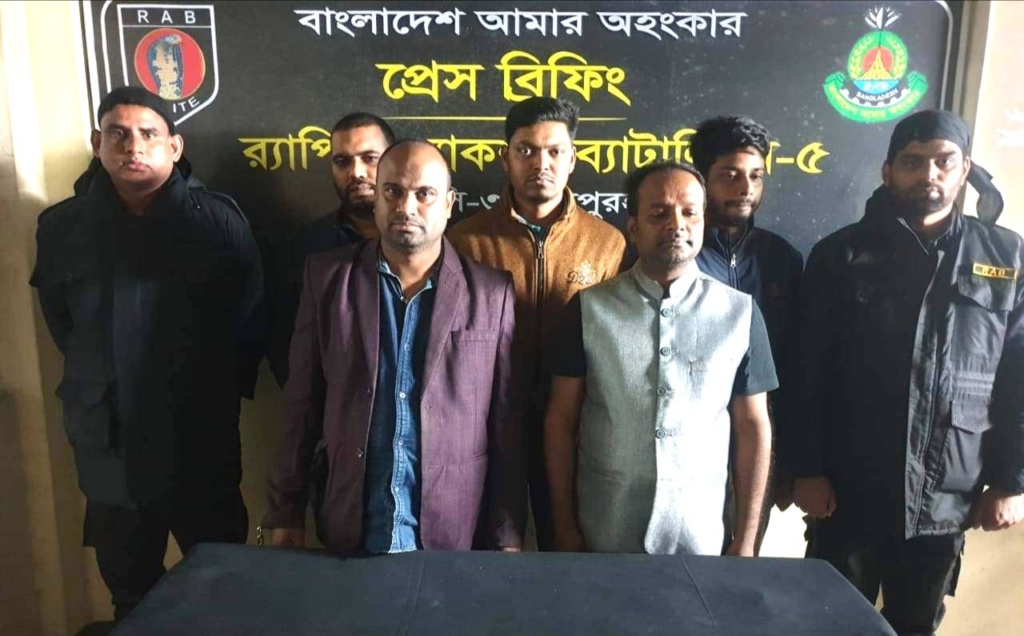 পত্নীতলায় পাঁচ জন ভূয়া ডাক্তার গ্রেপ্তার