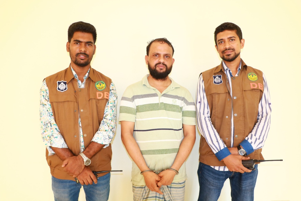 নির্বাচন কমিশনার পরিচয়ে রাজশাহীর প্রার্থীকে ফোন দেওয়া প্রতারক গ্রেপ্তার