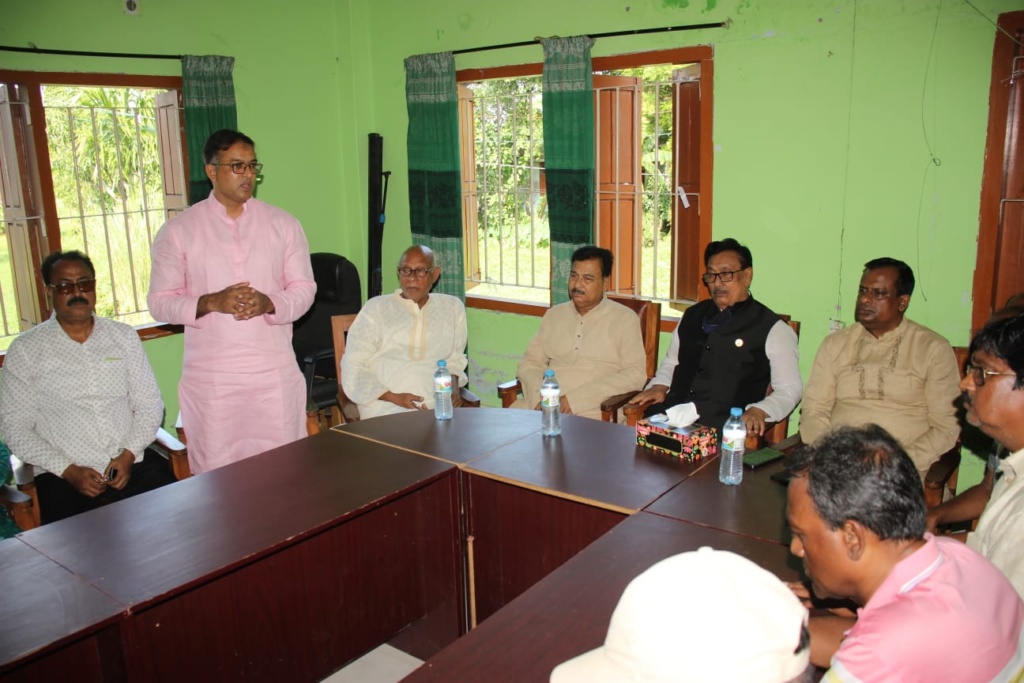 হরিপুরে জেলা পরিষদ চেয়ারম্যান প্রার্থী মীর ইকবালের মতবিনিময়