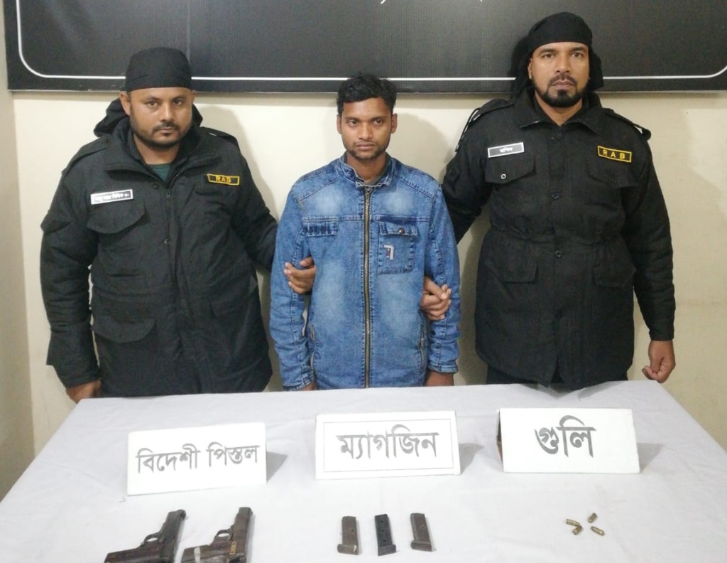 পুঠিয়ায় অস্ত্র বিক্রির সময় যুবক গ্রেপ্তার