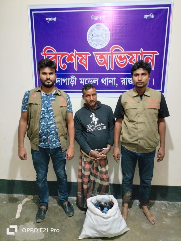 তানোরে ৫৬ কেজি গাঁজাসহ দুই মাদক কারবারি গ্রেফতার