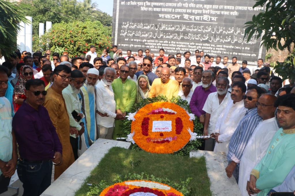 কামালকে মনোনয়ন দেয়ায় বঙ্গবন্ধুসহ জাতীয় চার নেতার প্রতিকৃতিতে পুষ্পার্ঘ্য অর্পণ