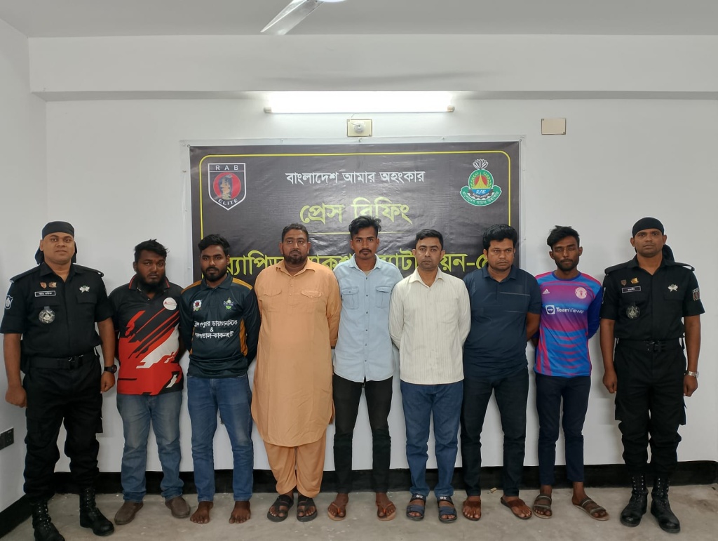 গোদাগাড়ীর কাঁকনহাটে যানবাহনে চাঁদাবাজ চক্রের মুল হোতাসহ সাতজন আটক