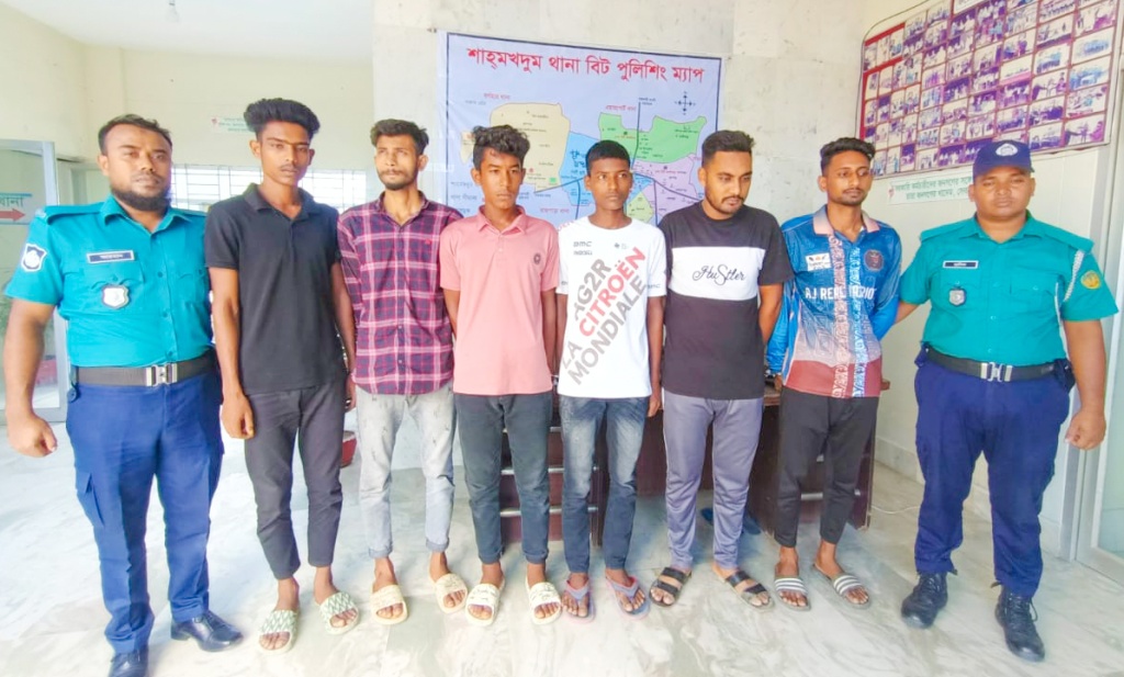 রাজশাহী নগরীতে যৌন হয়রানি ও অর্থ আদায়ের অভিযোগে ৬ জন গ্রেফতার