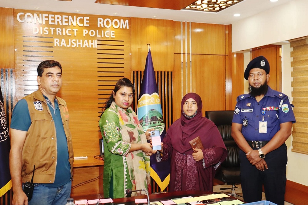 রাজশাহীতে হারিয়ে যাওয়া ৫০ মোবাইল ফোন হস্তান্তর