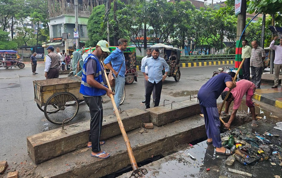 ড্রেনের আর্বজনা অপসারণ কার্যক্রম পরিদর্শন করলেন রাসিক প্রশাসক