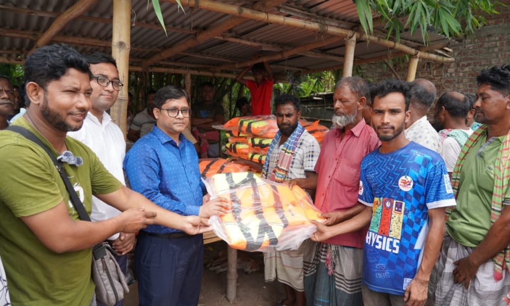 মিডিল চরে যাতায়াতকারী যাত্রীদের নিরাপত্তায় লাইফ জ্যাকেট প্রদান করলেন রাসিক প্রশাসক