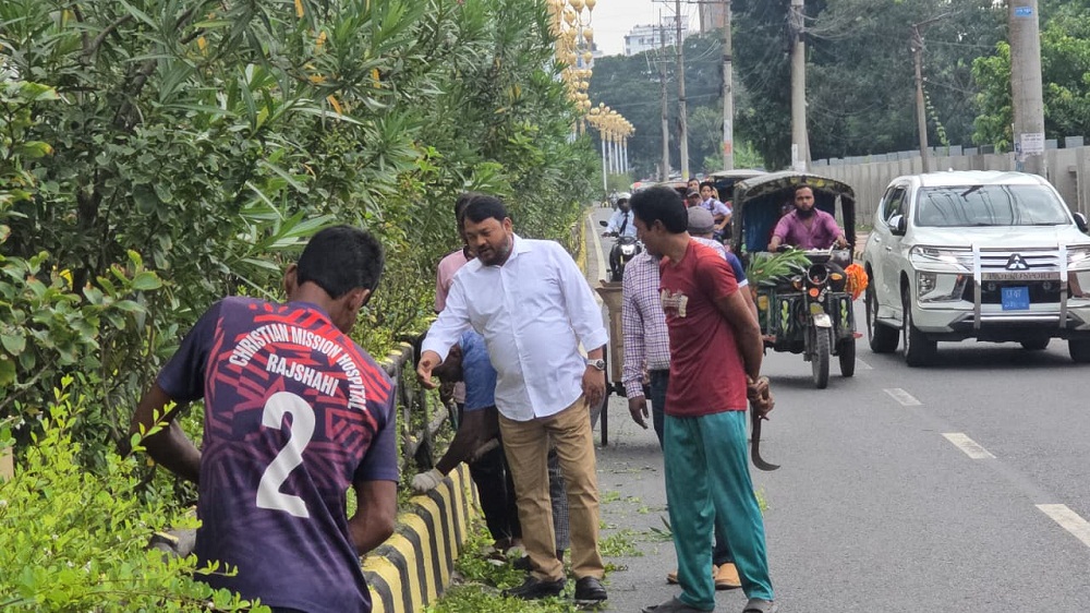 ড্রেনের কাদামাটি ও গাছের পরিচর্যা ও পরিদর্শনে রাসিক প্রশাসক
