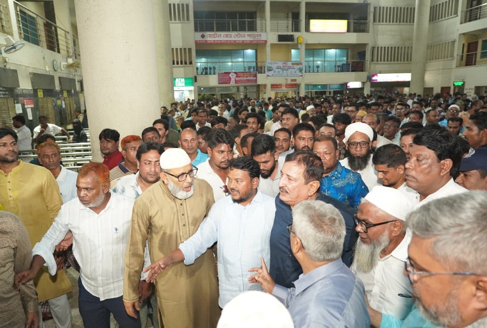 রাজশাহী রেল স্টেশন পরিদর্শণে ভূমিমন্ত্রী, ভাংচুরের তীব্র নিন্দা