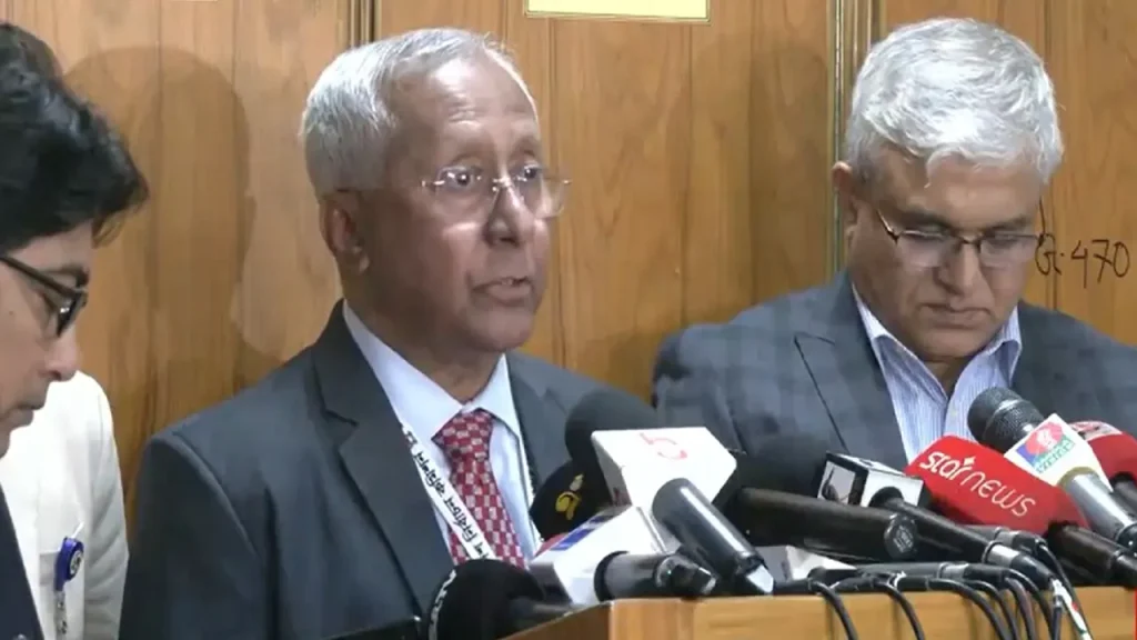 একটি ভোট কক্ষে দুটি গোপন কক্ষ রাখার পরিকল্পনা নির্বাচন কমিশনের