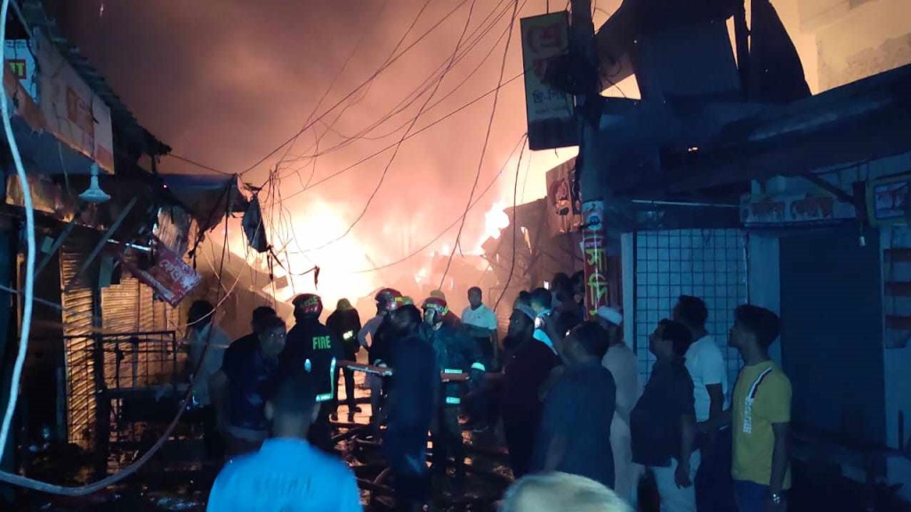 দেশের সর্ববৃহৎ কাপড়ের পাইকারি হাটে ভয়াবহ অগ্নিকাণ্ড
