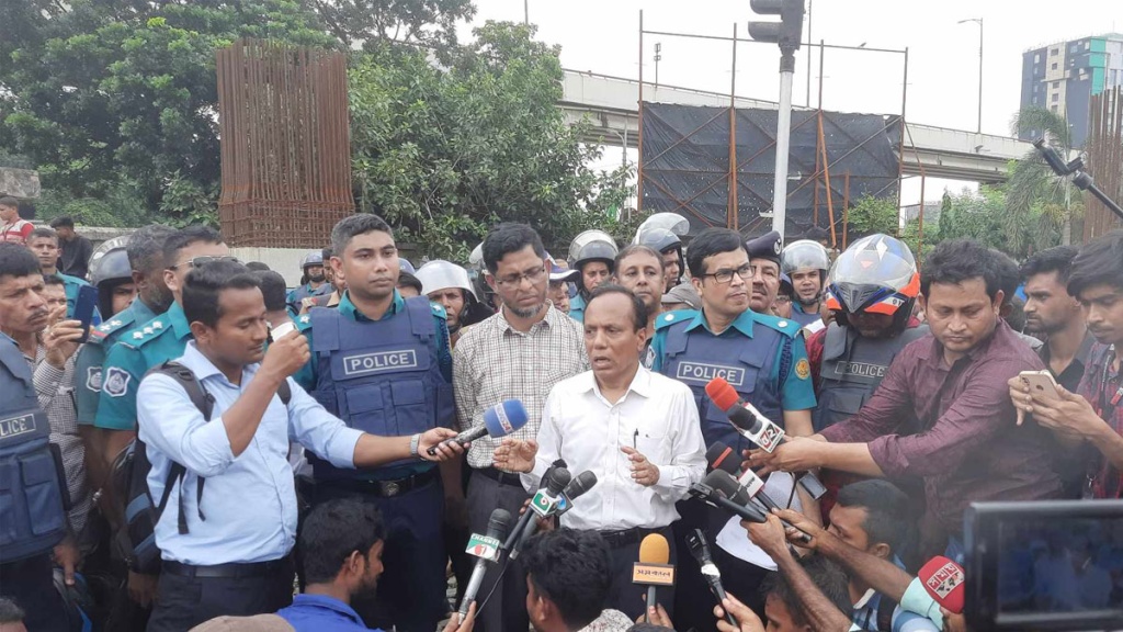 রেল যোগাযোগ স্বাভাবিক : আশ্বাসে রেলপথ ছাড়ল শ্রমিকরা