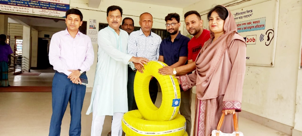 স্বাস্থ্য কমপ্লেক্স পেল এ্যাম্বুলেন্সের টায়ার