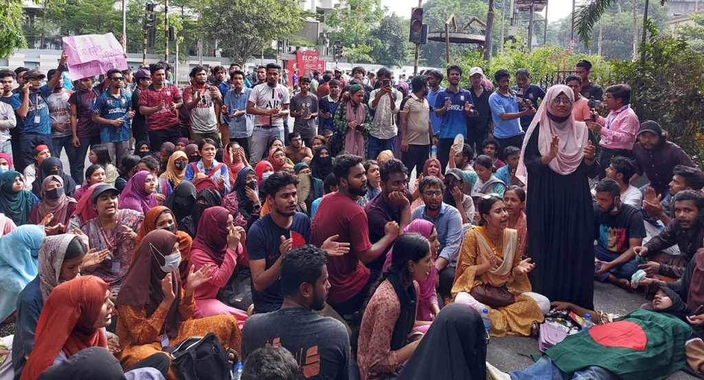 গণঅনশনে জবি শিক্ষক-শিক্ষার্থীরা