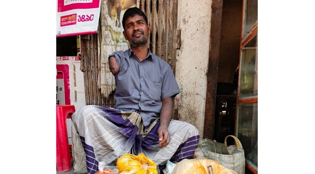 এক হাতের উপার্জনেই চলে মালেকের সংসার