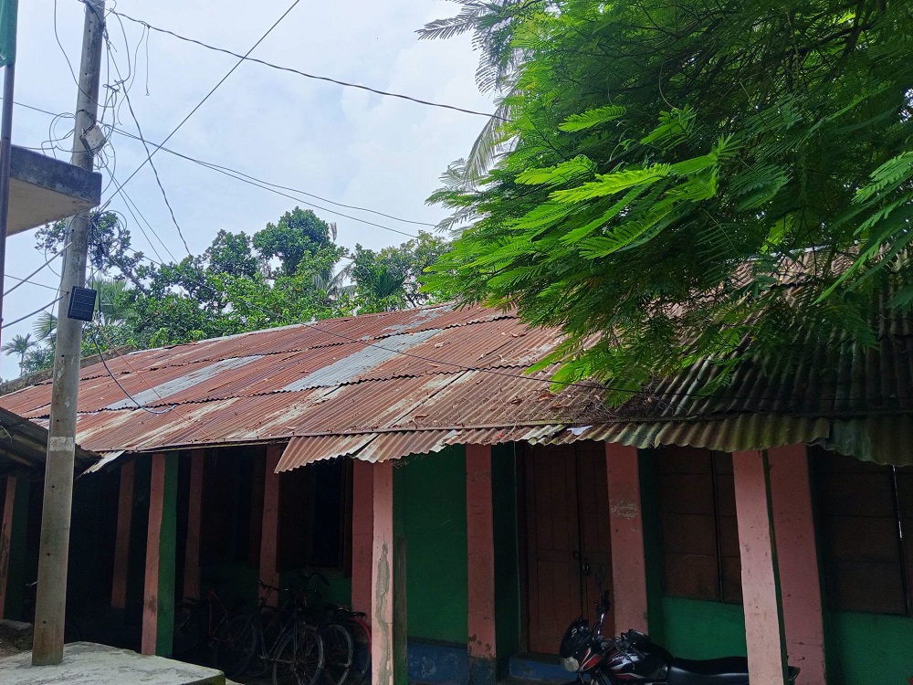 মান্দায় শতবর্ষী বিদ্যালয়ের জরাজীর্ণ ভবনে ঝুঁকিপূর্ণ পাঠদান