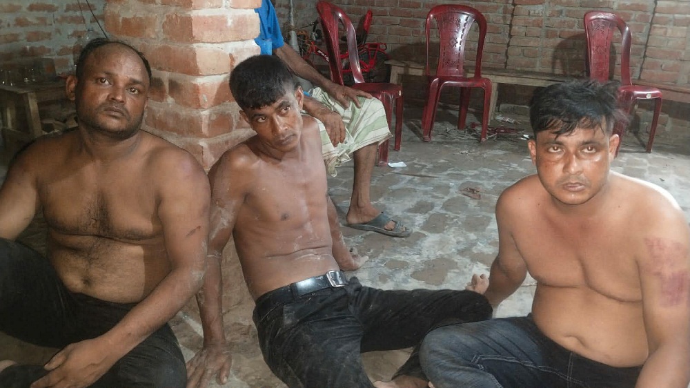 মান্দায় ডিবি পুলিশ পরিচয়ে বাড়িতে ঢুকে স্বর্ণালংকার ও নগদ টাকা লুটপাট করে পালানোর সময় ৩ জন আটক