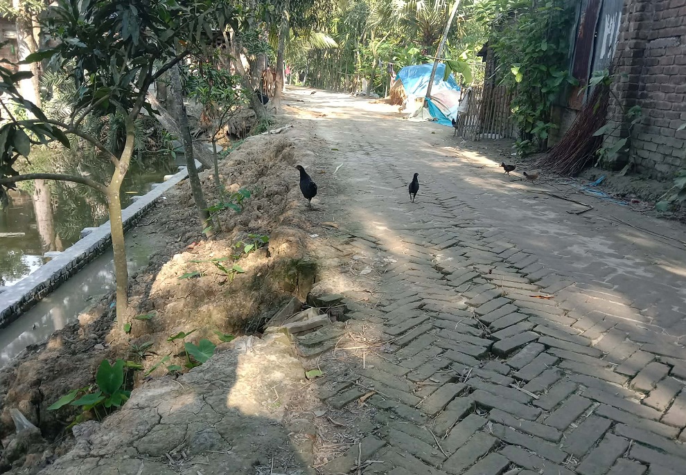 মান্দায় এইচবিবি রাস্তা নির্মাণে ব্যাপক অনিয়মের অভিযোগ, ৬ মাসেই ধ্বস