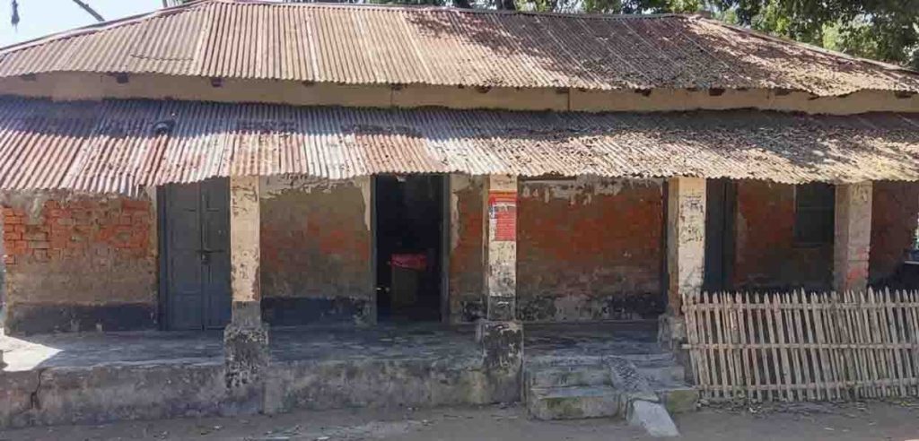 মান্দায় জরাজীর্ণ ভবনে চিকিৎসক ও ঔষুধ সংকটে স্বাস্থ্যসেবা ব্যাহত
