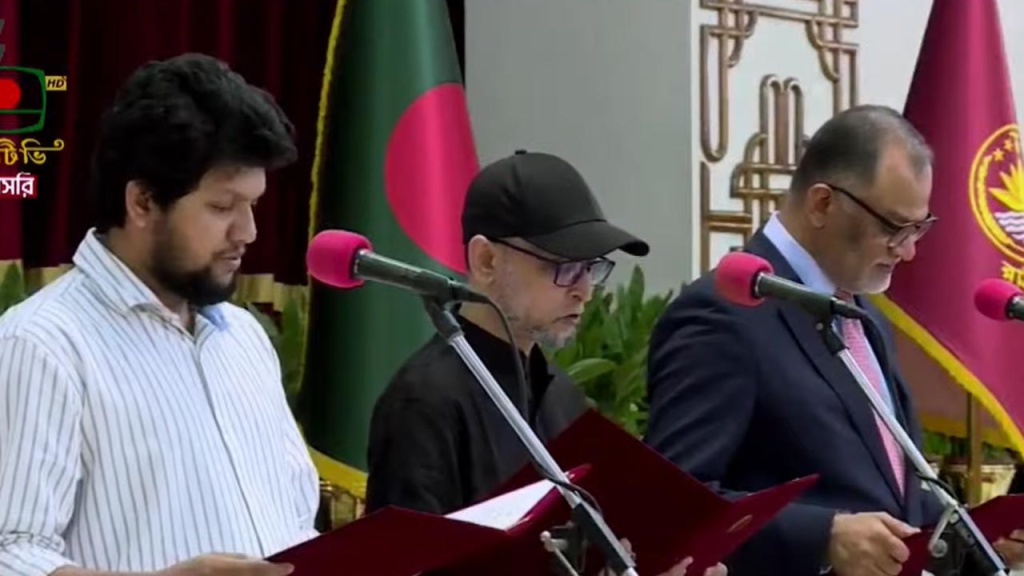 আরো ৩ উপদেষ্টা শপথ নেয়ায় অন্তর্বর্তী সরকারের সদস্য সংখ্যা হলো ২৪ জন
