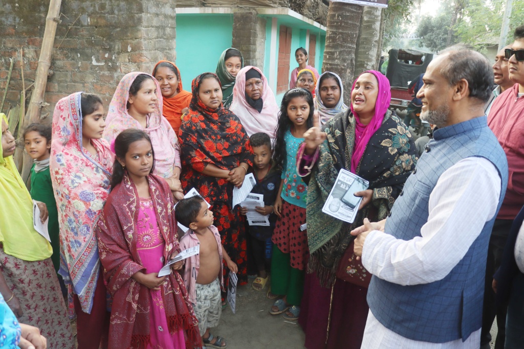 বাগমারায় হামিরকুৎসা ইউনিয়নে কাঁচি প্রতীকের প্রার্থী এমপি এনামুল হকের গণসংযোগ