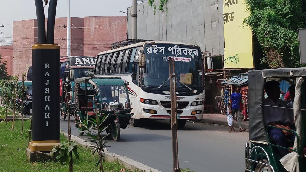 ৪ দিন পর রাজশাহী থেকে দূরপাল্লার বাস চলাচল শুরু