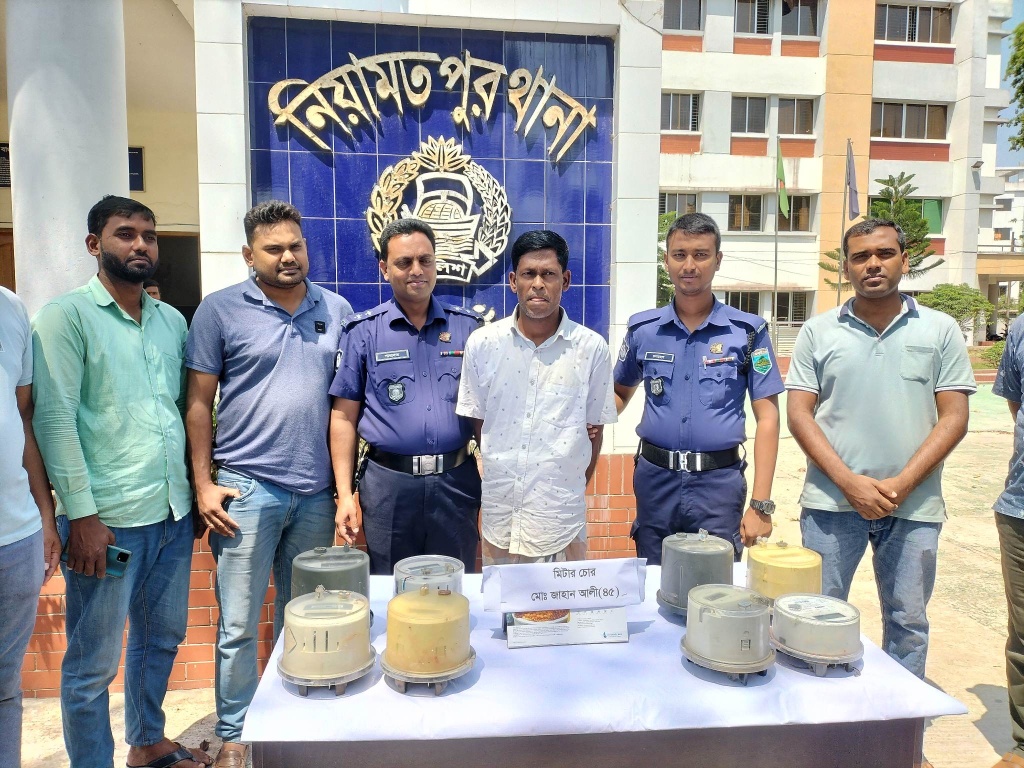 নিয়ামতপুরে গভীর নলকুপের ৮ চেরাই মিটারসহ চোর গ্রেপ্তার