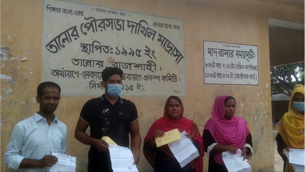 তানোরে মাদ্রাসায় উপস্থিত নিয়োগ পার্থীরা, সুপার ও সভাপতি লাপাত্তা