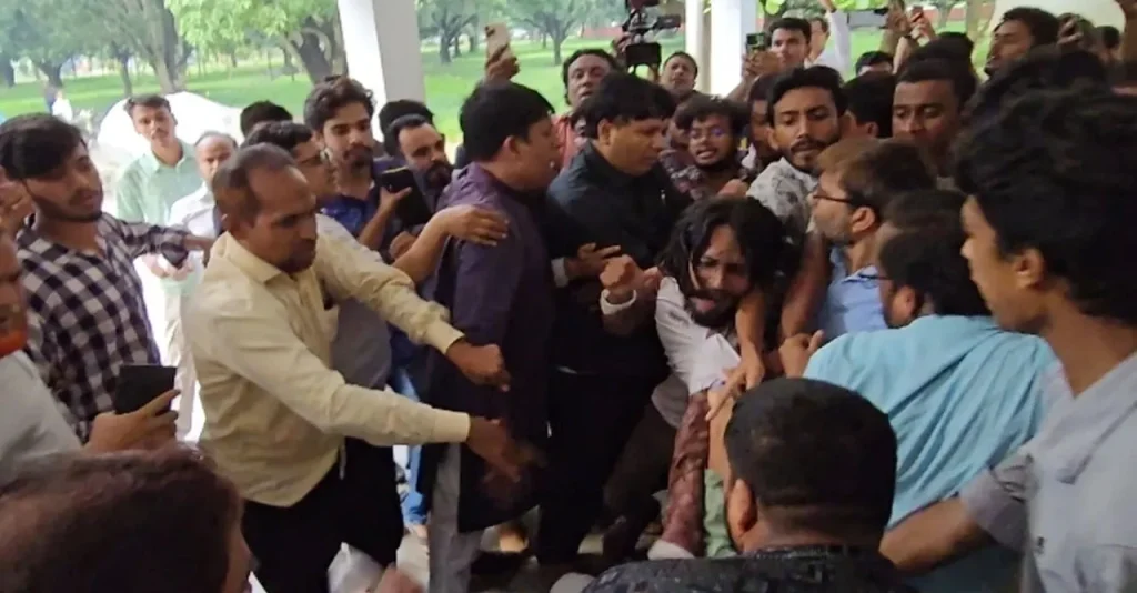 রাবিতে শিক্ষক-শিক্ষার্থীদের মধ্যে হাতাহাতি