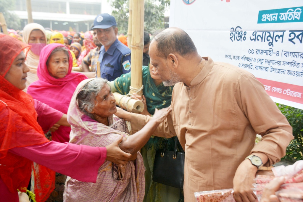 বাগমারার ১৫ হাজার নারী পেলেন এমপি এনামুল হকের ঈদ উপহার