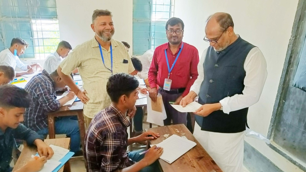 বাগমারায় এসএসসি পরীক্ষা কেন্দ্র পরিদর্শন করলেন এমপি এনামুল
