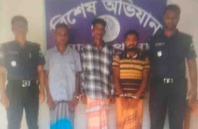 নওগাঁয় ডলার প্রতারণা চক্রের ২ সদস্য গ্রেপ্তার